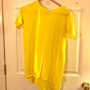 Hi I’m selling a lula roe yellow tshirt